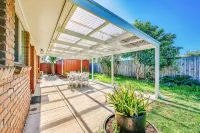 StayAU Family-Friendly Home near Deakin - balcony