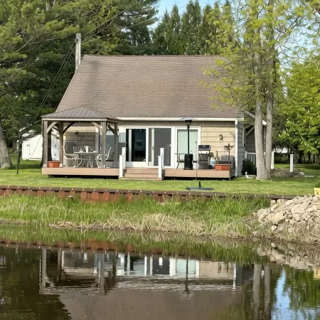 Charming 3-bedroom riverside cottage in brilliant Tawas City