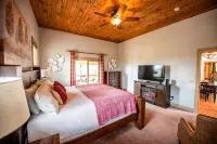 Huge Decks, Hot Tub, Fire Pit & Dog Friendly. Close to Boone and Banner Elk.