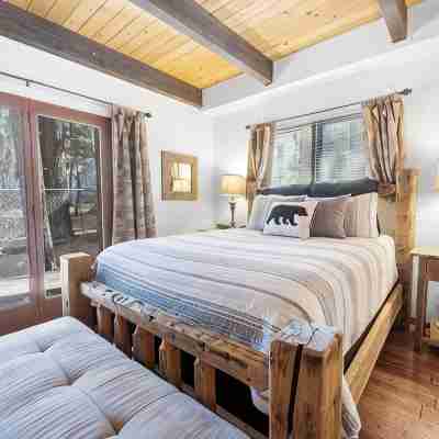 PINESHIRE -Cozy 3-bedroom cabin in Big Bear Lake -WALK to Snow Summit -HOT TUB! Rooms
