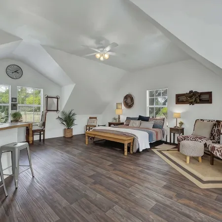 Cactus Flower Treehouse-Pet Friendly-Hill Country Views!