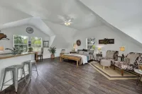 Cactus Flower Treehouse-Pet Friendly-Hill Country Views!