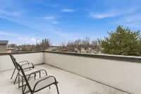 Modern Meridian Retreat - Spacious 4 Bedroom - Walkable Downtown