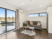 Modern 1BR Flat, Private Entry, Full Kitchen-30 minutes' drive to Wellington CBD Hotels in Upper Hutt City