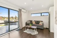 Modern 1BR Flat, Private Entry, Full Kitchen-30 minutes' drive to Wellington CBD