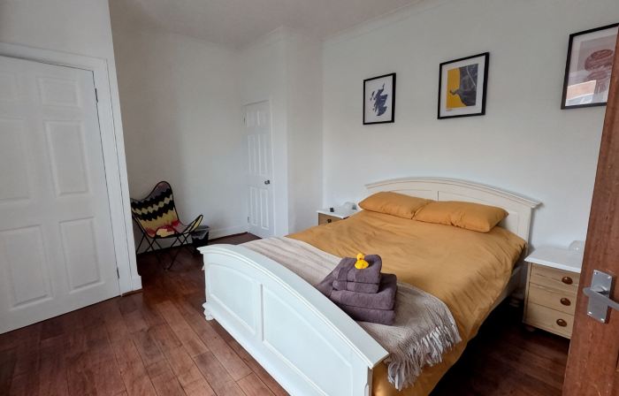 Troon town centre apartment. Great for golf, beach, coastal walks and much more.