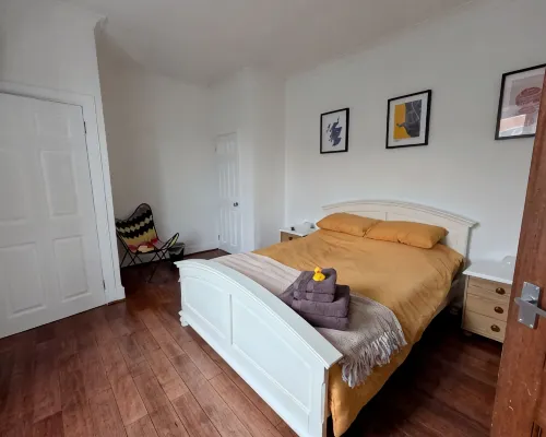 Troon town centre apartment. Great for golf, beach, coastal walks and much more. Hotels in Troon