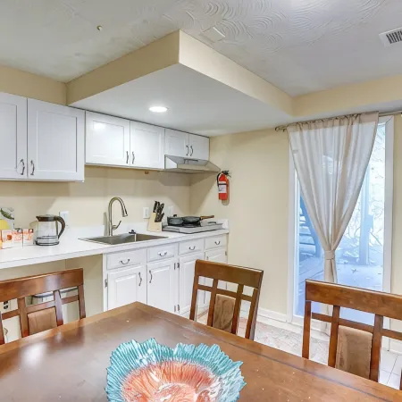 Tranquil 1-bed apt sleeps 4 overlooking Indian Creek Gorge w/ WiFi, AC & hot tub