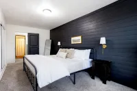 King Size Bed, Near Hwy, Work Desk, Parking Just A Few Feet Away