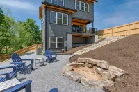Modern, Family + Pet-Friendly! Mins from Downtown AVL! Firepit, Hot Tub & Games! - Wifi