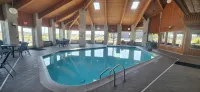 Ten Pin Inn & Suites - Pools