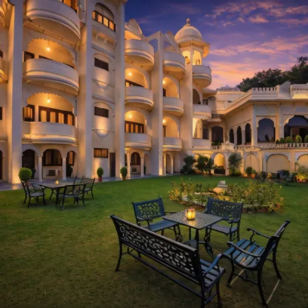 Swaroop Vilas - Lake Facing Boutique Hotel