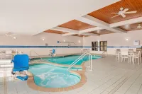 Country Inn & Suites by Radisson, West Bend, WI - Pool