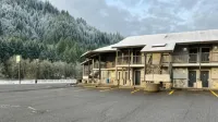 Seasons Motel - parking