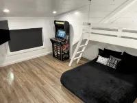 Modern Luxe Has Everything Huge Deck, Jacuzzi, Glam Outdoor Fireplace and Pond!