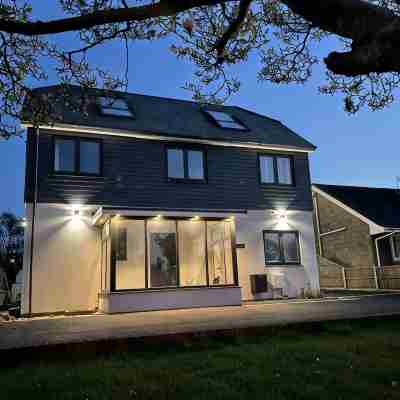 15% Ferry Discount.  15 minutes to beach.  5 bed house with 22 sqm equipped gym. Hotel Exterior