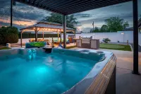 Uptown Area! Putting Green-BBQ-Hot Tub-Game Room - บังกะโล