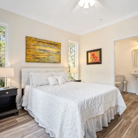 Gorgeous Magnolia Cottage: With Bicycles/Beach Equipment- Pet Friendly! Private!