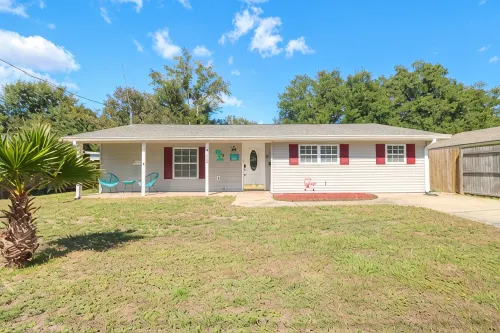 Cozy Cottage Near Beach Sleeps 9 - Country Houses