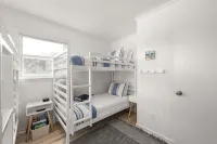 New Remodel! Walk to Beach. Private Heated Pool & Hot Tub. Fenced Yard. Dogs ok. - balcony