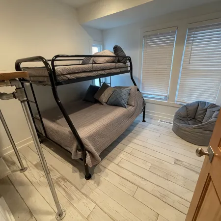 TOP ZOO Host for over 10 years! Clean and Cozy-amazing beds.
