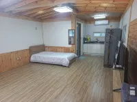 Sinseonbong Hanok Pension in Chungju - Pools