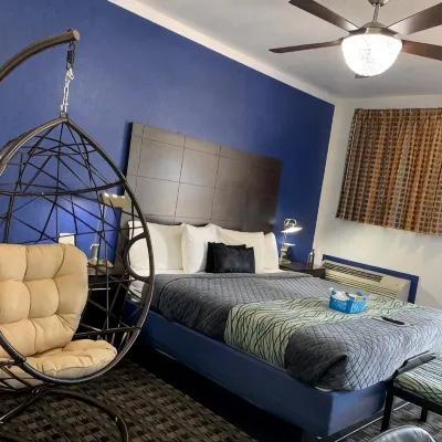 Budget Inn & Suites Hotels near Economy Square
