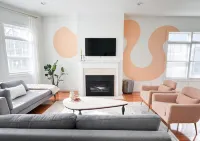 Spacious 3Br/2BA Townhome w/ Private Parking & Walkable East Side - ジャグジー