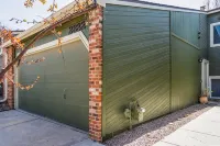 Lovely 2BA King Beds+2 Car Garage. Hidden Gem-Walk>Shops & Dining! - Wifi