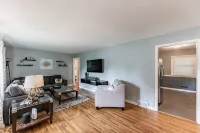 Gorgeous l 3 Season Porch l Dry Bar l Fireplace - Wifi