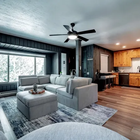 Carpenter Cottage - Renovated condo across from pond