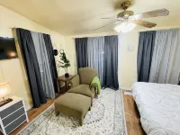 Rogers Park Cozy 1 bd, 1 bath unit. Gated parking. - Condos