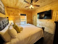 3 miles to Dollywood! Family size Cabin with Indoor Pool/Games, PS 5 & Hot tub - Private Pools