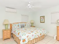 Ixora West - Views over Elizabeth harbor, beach access across the road. Hotels in George Town