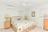Ixora West - Views over Elizabeth harbor, beach access across the road. - Homestays