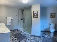Bellecroft House - Beautifully renovated, stunning water-front getaway property Hotels in Trinity