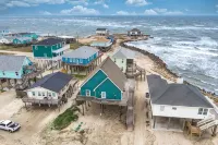 Martinis & Bikinis, a beach front house with toes in the sand drink in the hand. - de playa