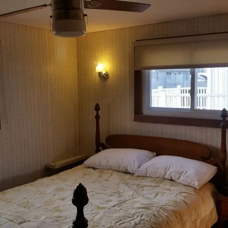 Relaxing summer rental, walking distance to the beach, short ride to the outlets