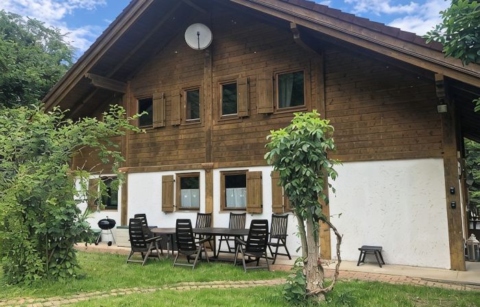 Idyllisches Ferienhaus mit Gatensitzplatz. Haustiere Willkommen!