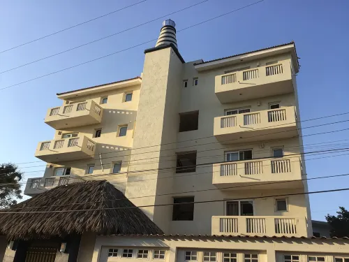 Beachfront condo - steps to sand and surf -  Habitaciones en casas particulares