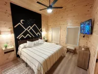 Romantic Honeymoon Cabin with Hot Tub + Outdoor Fireplace + Handicap Accessible - 로맨틱