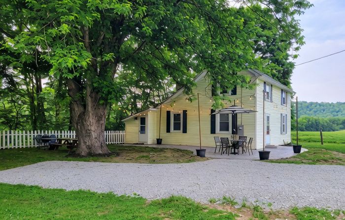 The Yellow Farmhouse - Whitewater River Access & Fire Pit. Peaceful and Comfy!