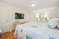 Charming Coastal Retreat in Manteo – Newly Remodeled & Ready for Your Stay! - 3-Star