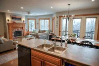 2 Story Condo @ Jay Peak w/ Hot Tub, Short Walk to Amphitheatre - Homestays