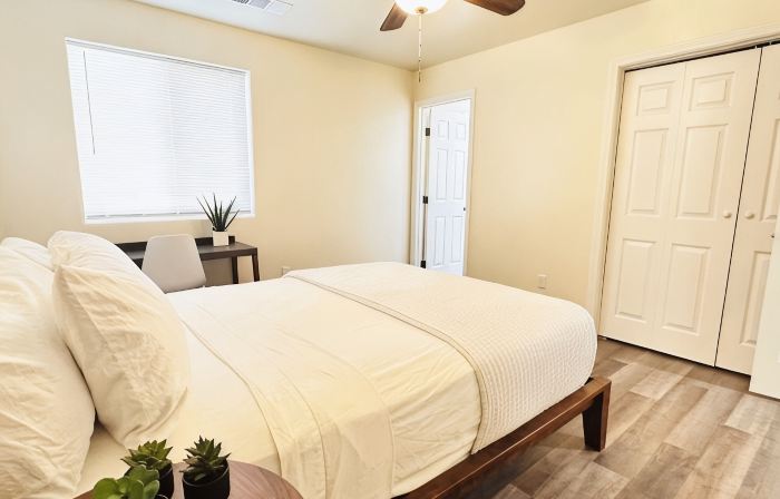 Downtown Hanford Getaway - New 4 bed, 3 Bedroom, 2.5 Bath