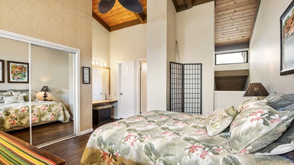 Superbly Located in Kailua-Kona, Professionally Decorated 2-Bedroom 2-Bath Condo