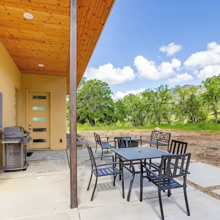 Happy Heart House: Elegant 2-bedroom house with stunning views close to the park