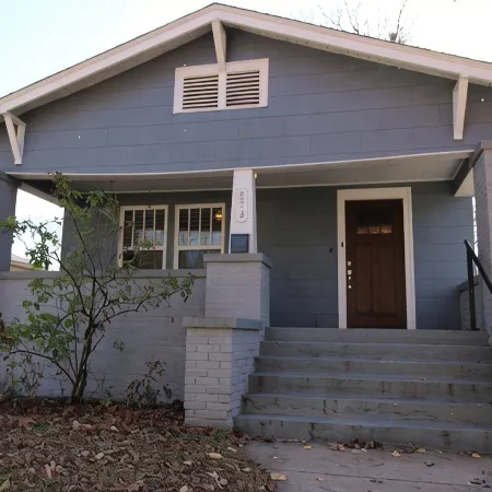 Modern Midtown Home -Dogs OK -Work Desks -Porch Swing -Fully Privacy Fenced Yard