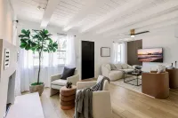 THE TERRACOTTA, Heated Pool! Close to 5th Ave and Beaches - Private Pools