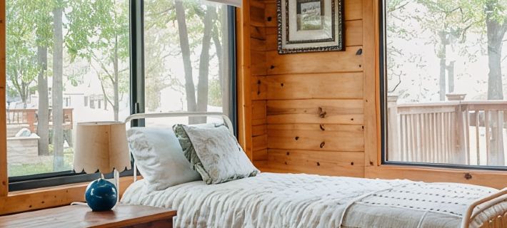 Rosemary on Grand - Cottage Core Lakehouse w/ ADA Dock in Gated Community Hotels in Delaware County